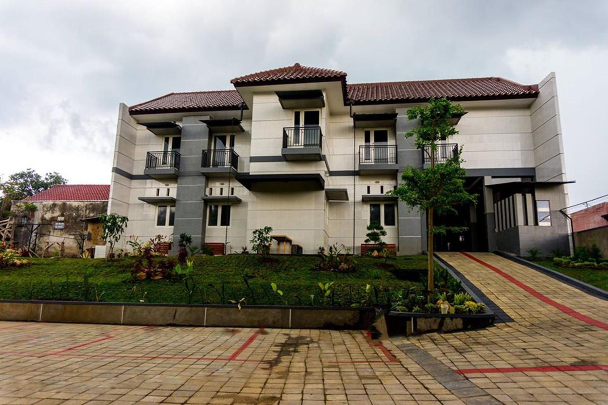 Hotel Oyo Life 2399 Gerbera House - Kos Putri Malang Exterior foto